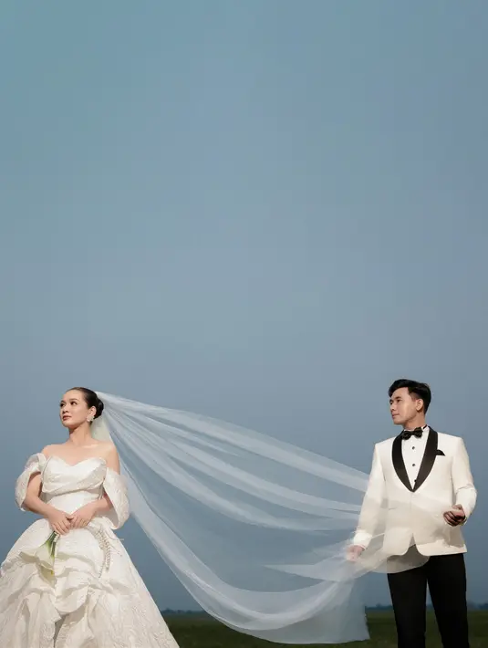 Veil panjang dengan anting bunga menambah kesan romantis pada penampilan Dea Annisa [@deaaannisa]