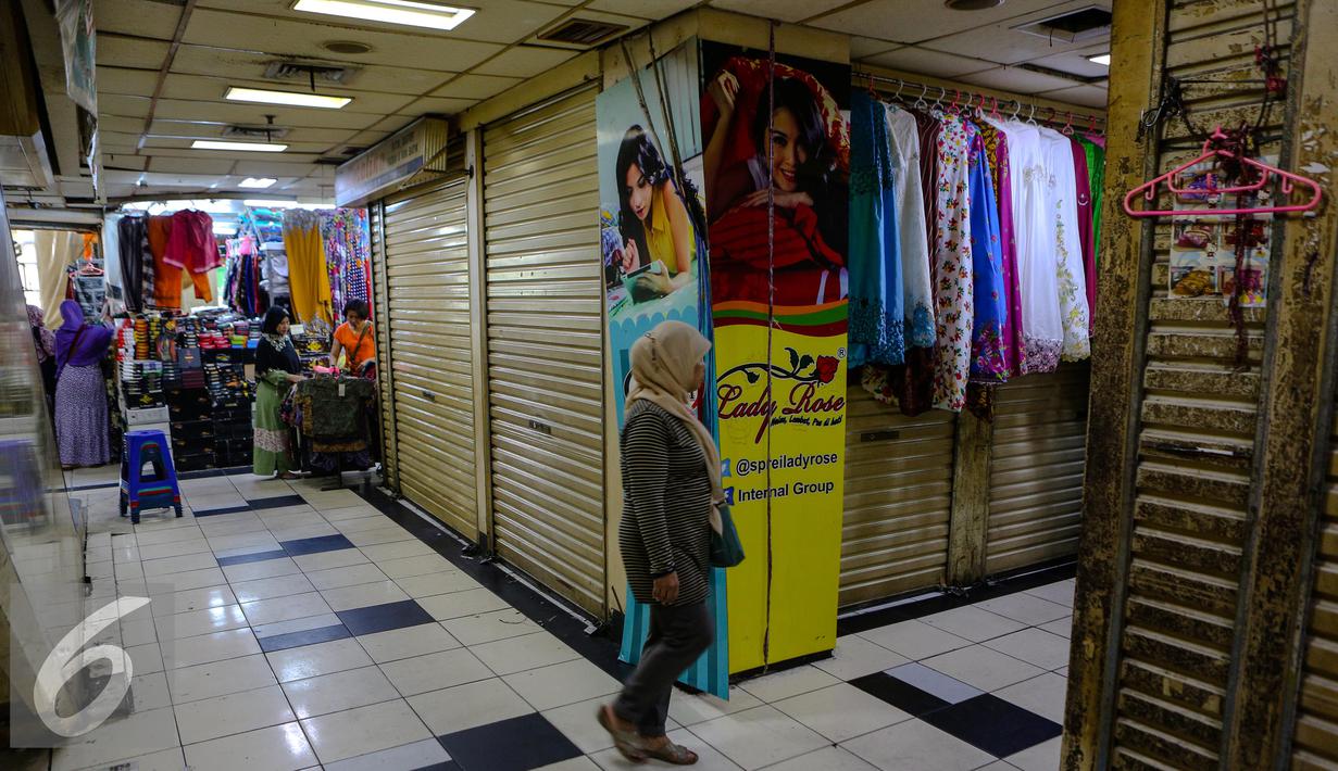 Sejumlah pengunjung saat mengunjungi Pasar Tanah Abang Blok C, Jakarta, Selasa, (22/7/2015). Usai liburan lebaran Pasar Tanah Abang akan normal kembali pada 27 Juli mendatang. (Liputan6.com/Faizal Fanani)