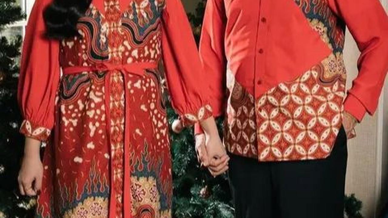 Pada perayaan Natal tahun 2023, keluarga Ahok memilih busana batik dengan sentuhan merah sebagai tema utama.