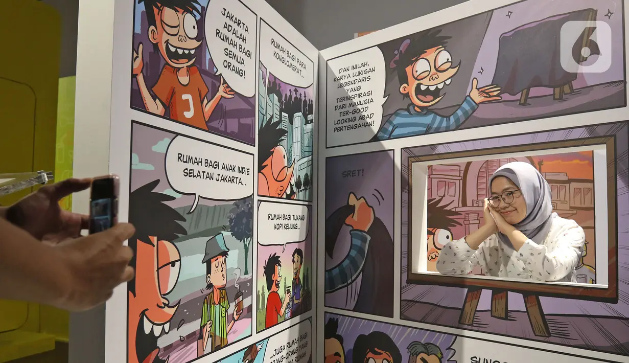 Pengunjung berfoto di area pameran PopArt Jakarta di Mal Astha District 8, Jakarta, Selasa (7/12/2021). Pameran bertema "Celebration of Art and Creative Intellectual Property" ini menampilkan sejumlah karya terpilih dari kreator kekayaan intelektual Indonesia. (Liputan6.com/Herman Zakharia)