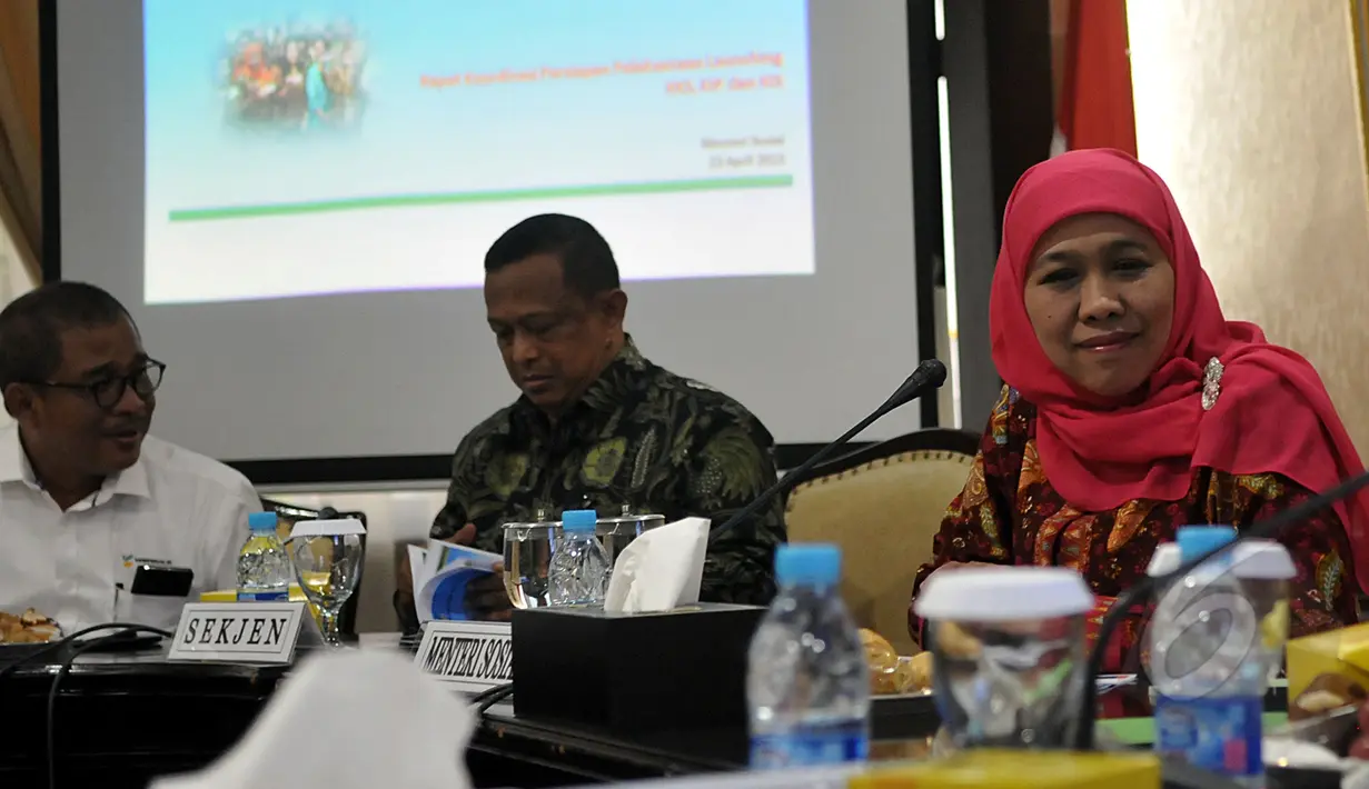 Menteri Sosial Khofifah (kanan) saat menghadiri pertemuan dengan perwakilan 12 Bupati dan Walikota mengenai pembagian “kartu sakti”, Jakarta, Kamis (23/4/2015). (Liputan6.com/Johan Tallo)