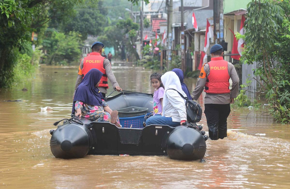 FOTO: Tanggul Jebol, 2.000 Warga Villa Pamulang Terdampak Banjir