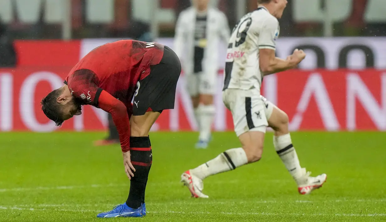 Reaksi penyerang AC Milan Olivier Giroud dan bek Udinese Jaka Bijol pada penghuju laga giornata ke-11 Serie A 2023/2024 di San Siro, Milan, Minggu (5/11/2023) dini hari WIB. (AP Photo/Luca Bruno)