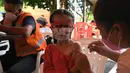 Petugas kesehatan menyuntik vaksin covid-19 kepada seorang anak di San Lorenzo, Paraguay, Senin (31/1/2022). Paraguay mulai memvaksinasi anak-anak berusia 5 hingga 11 tahun pada hari Senin, karena peningkatan tajam infeksi covid-19 yang didorong oleh varian omicron. (NORBERTO DUARTE / AFP)
