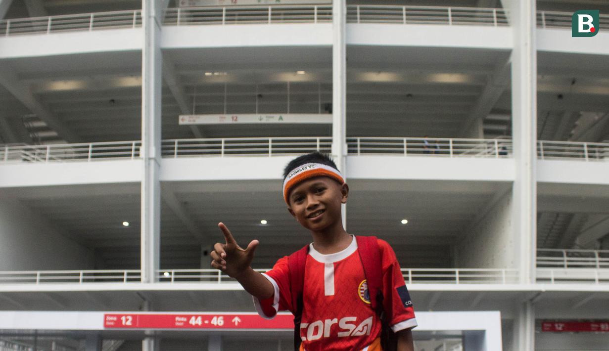 Seorang The Jakmania Cilik berpose sebelum menyaksikan laga Persija Jakarta melawan Tampines Rovers pada laga AFC Cup di SUGBK, Jakarta, Rabu (28/2/2018). Persija menang 4-1 atas Tampines Rovers. (Bola.com/Asprilla Dwi Adha)