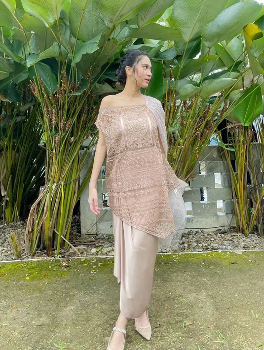 OOTD kondangan yang manis ala Azizah Salsha. Ia tampil cantik dengan atasan berdetail baju yang asimetris dan rok serasi bernuansa keemasan. [Foto: Instagram/azizahsalsha_]