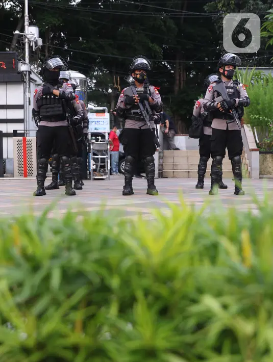 Aparat kepolisian bersenjata lengkap bersiaga di kawasan Bundaran Hotel Indonesia (HI),  Jakarta, Rabu (12/5/2021). Pengamanan ketat tersebut dilakukan untuk menjaga perayan Idul Fitri 1442 di jantung Ibu Kota. (Liputan6.com/Angga Yuniar)