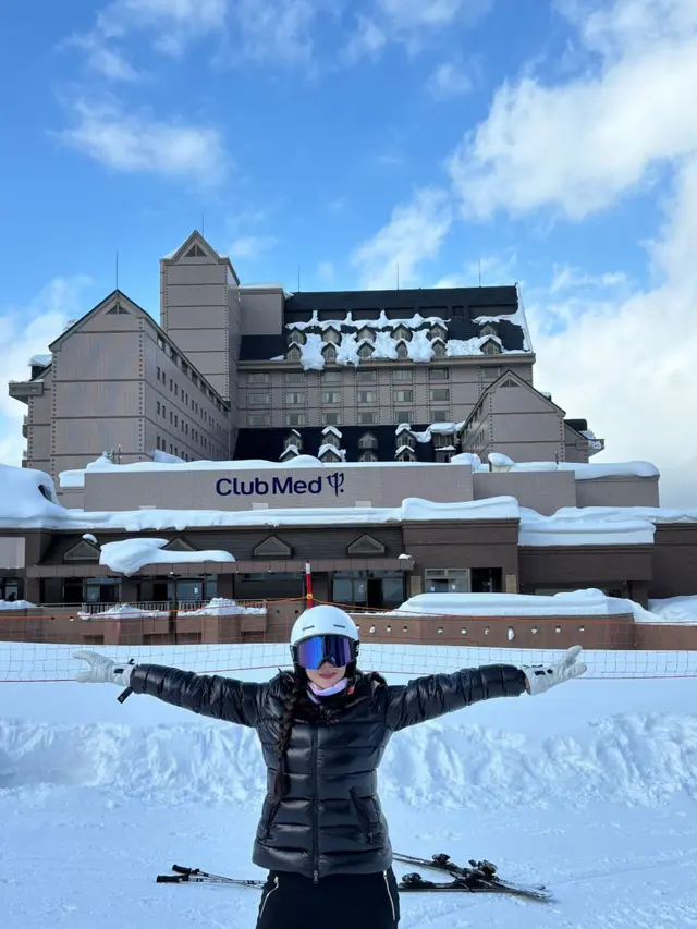 Disebut Astronot, Ini 7 Potret Aura Kasih Main Ski di Jepang