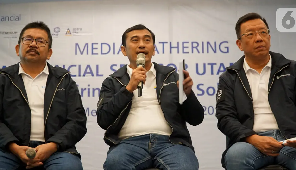 Chief Astra Financial Adi Sepiarso (tengah), Project Director GIIAS 2019 Gunawan Salim dan Koordinator Komunikasi Astra Financial, Yulian Warman memberi keterangan pers pada Media Gathering di Medan, Rabu (23/10/2019). Astra Financial kembali menjadi sponsor utama GIIAS 2019. (Liputan6.com/HO/Eko)