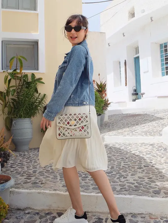 <p>Suka memakai dress? Tambahkan denim jacket untuk pelengkap. Inspirasi outfit ini cocok untuk gaya sehari-hari. [Instagram/tatjanasaphira]</p>