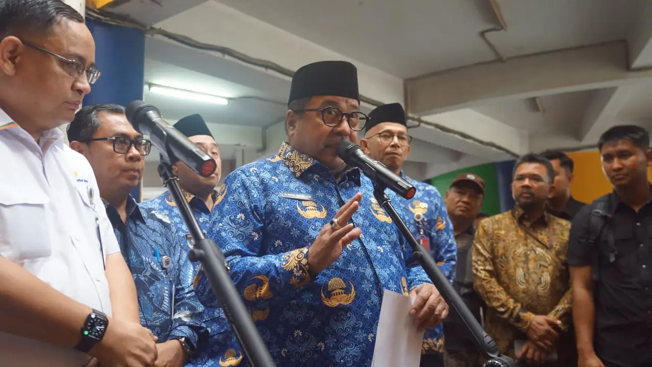 Wakil Gubernur atau Wagub DKI Jakarta Rano Karno melakukan pemantauan di Pasar Jaya Senen Blok III, Jakarta Pusat (Jakpus) pada Senin (22/12/2025).