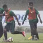 Bek Timnas Indonesia U-22, Bagas, Putu Gede, berebut bola dengan Marinus Wanewar, saat latihan jelang SEA Games 2017 Malaysia di Stadion I Wayan Dipta, Bali, Sabtu (8/7/2017). (Bola.com/Vitalis Yogi Trisna)