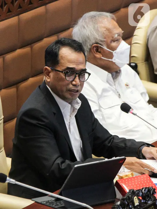 Menhub Budi Karya Sumadi (kiri) bersama Menteri PPUPR Basuki Hadimuljono menyampaikan pemaparan dalam Rapat Kerja/Rapat Dengar Pendapat dengan Komisi V DPR RI di Kompleks Parlemen, Jakarta, Senin (20/6/2022). Raker dan RDP membahas evaluasi pelaksanaan infrastruktur dan transportasi pada mudik lebaran Tahun 2022. (Liputan6.com/Angga Yuniar)