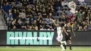 Pemain LA Galaxy Samuel Grandsir melakukan selebrasi usai mencetak gol ke gawang Los Angeles FC. (AP/Kyusung Gong)