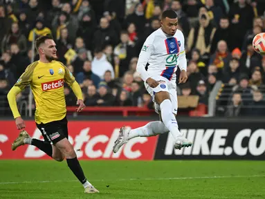 Penyerang PSG, Kylian Mbappe menendang bola untuk mencetak gol ke gawang Pays de Cassel pada pertandingan babak 32 besar Piala Prancis di stadion Bollaert-Delelis di Lens, Prancis pada 23 Januari 2023. PSG menang telak atas US Pays de Cassel 7-0. (AFP/Francois Lo Presti)