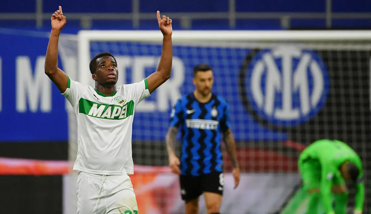 Pemain Sassuolo, Hamed Traore, melakukan selebrasi usai mencetak gol ke gawang Inter Milan pada laga Liga Italia di Stadion Giuseppe Meazza, Rabu (7/4/2021). Inter Milan menang dengan skor 2-1. (AFP/Isabella Bonotto)
