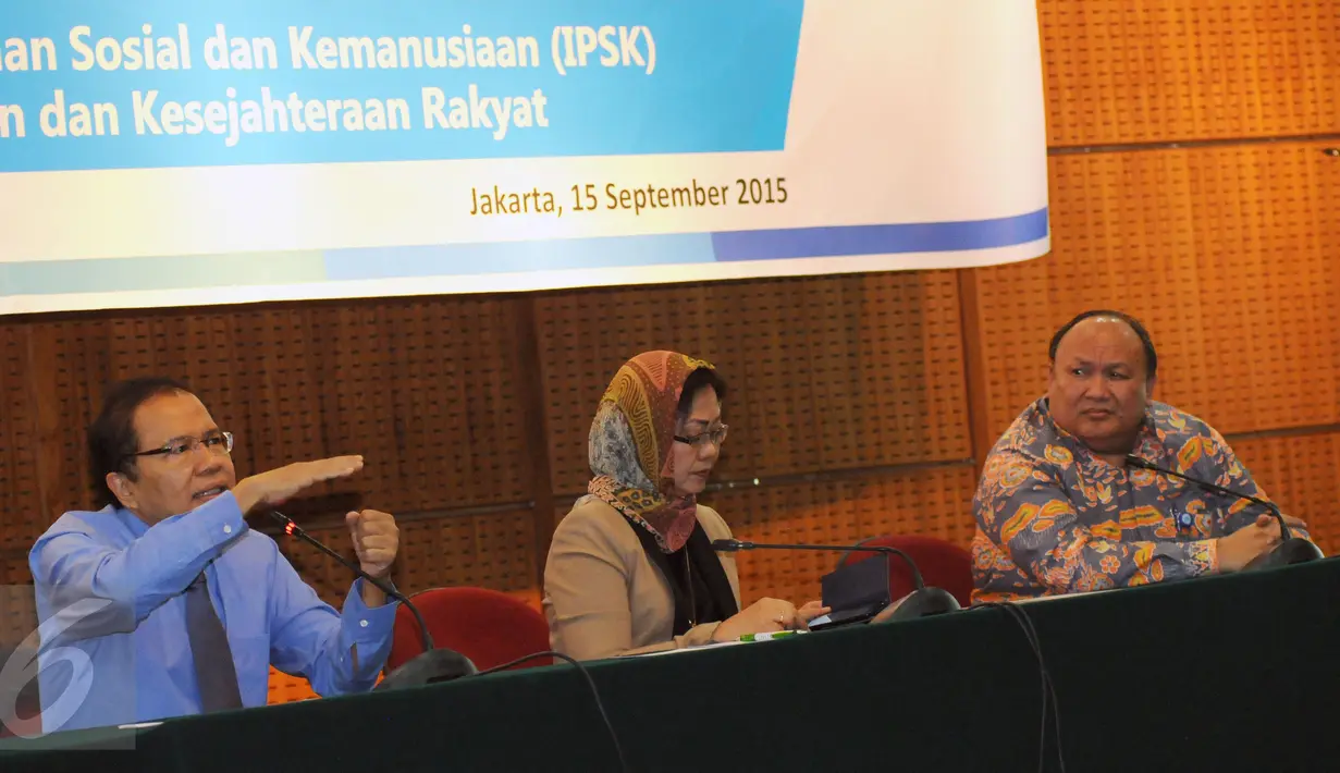 Menko Kemaritiman dan Sumber Daya, Rizal Ramli (kiri) saat berbicara pada Pra Kongres Ilmu Pengetahuan di Gedung LIPI, Jakarta, Selasa (15/9/2015). Rizal mengungkapkan pengalamannya menangani masalah Pelindo. (Liputan6.com/Helmi Fithriansyah)