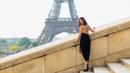 Saat berpose di dekat menara Eiffel, Gisella Anastasia terlihat anggun memakai dress berwarna hitam. Penampilannya terlihat makin memukau dengan high heels yang digunakannya.(Liputan6.com/IG/@gisel_la)