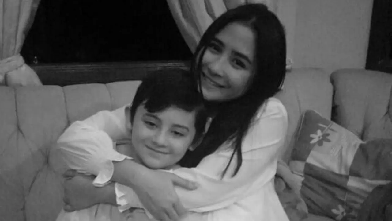 Mattwhite Aktor Cilik 'DANUR' Meninggal Dunia, Ini 6 Potret Kenangannya Bareng Prilly Latuconsina