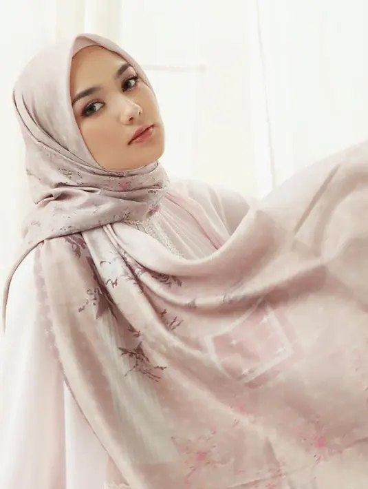 Jika dirinya kerap bagikan OOTD hijabers kekinian, beberapa kali pemilik nama lengkap Citra Kirana Siregar ini mengenakan gamis simpel yang terlihat lebih anggun. Seperti ketika jalani pemotretan ini, ia tampak makin memesona dengan busana dan hijab bernuansa pastel. (Liputan6.com/IG/@citraciki)