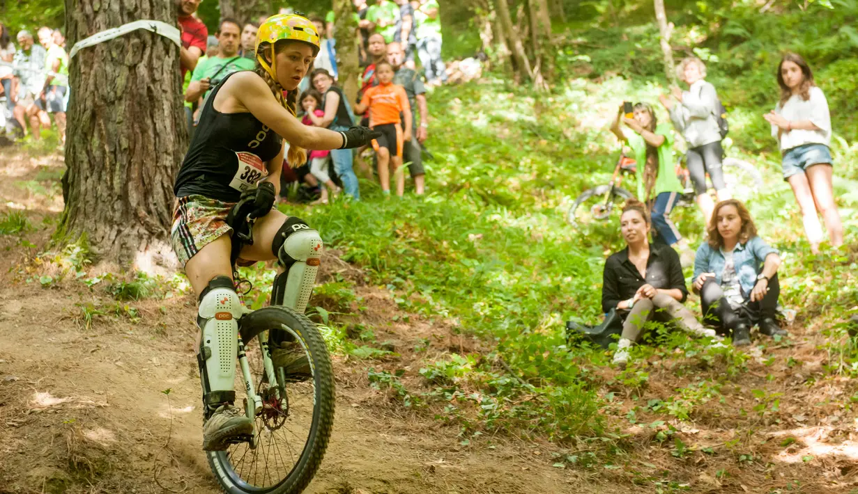 Salah satu peserta menjaga keseimbangannya saat melewati jalur curam di Kejuaraan Unicycle bertajuk 'The Muni-Elite Downhill Finals Event of The 18th Unicon' yang digelar di Desa Basque, Spanyol pada 1 Agustus 2016. (AFP PHOTO / Gari Garaialde)