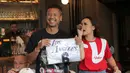 Seorang penonton mendapatkan jersey saat berhasil menjawab kuis saat nonton bareng NBA Finals antara Dallas Mavericks melawan Boston Celtics di Stark Taproom, Elysee, SCBD, Jakarta pada hari Sabtu (15/6/2024). (Bola.com/Syahkist Afi Daib)
