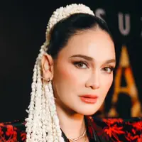 Saat premier film terbarunya, Luna Maya tampil dengan gaya rambut sanggul modern mengenakan ronce melati di rambutnya. [@snap.nuel/@claudianrh]