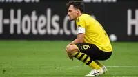 Bek Borussia Dortmund, Mats Hummels, tampak lesu usai ditaklukkan Hoffenheim pada laga Bundesliga di Stadion Signal-Iduna-Park, Sabtu (27/6/2020). Dortmund takluk 4-0 dari Hoffenheim. (AFP/Ina Fassbender)