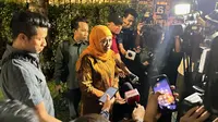 Bakal calon Gubernur Jatim Khofifah Indar Parawansa  sebelum masuk ke kediaman Ketum Golkar Airlangga Hartarto di Jalan Widya Chandra III Kebayoran Baru, Jakarta Selatan, (Liputan6.com/Nanda Perdana Putra)