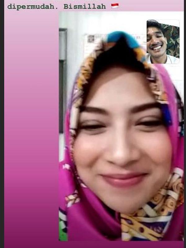 Vanessa Angel saat video call sambil berhijab. (Instagram @bibliss)