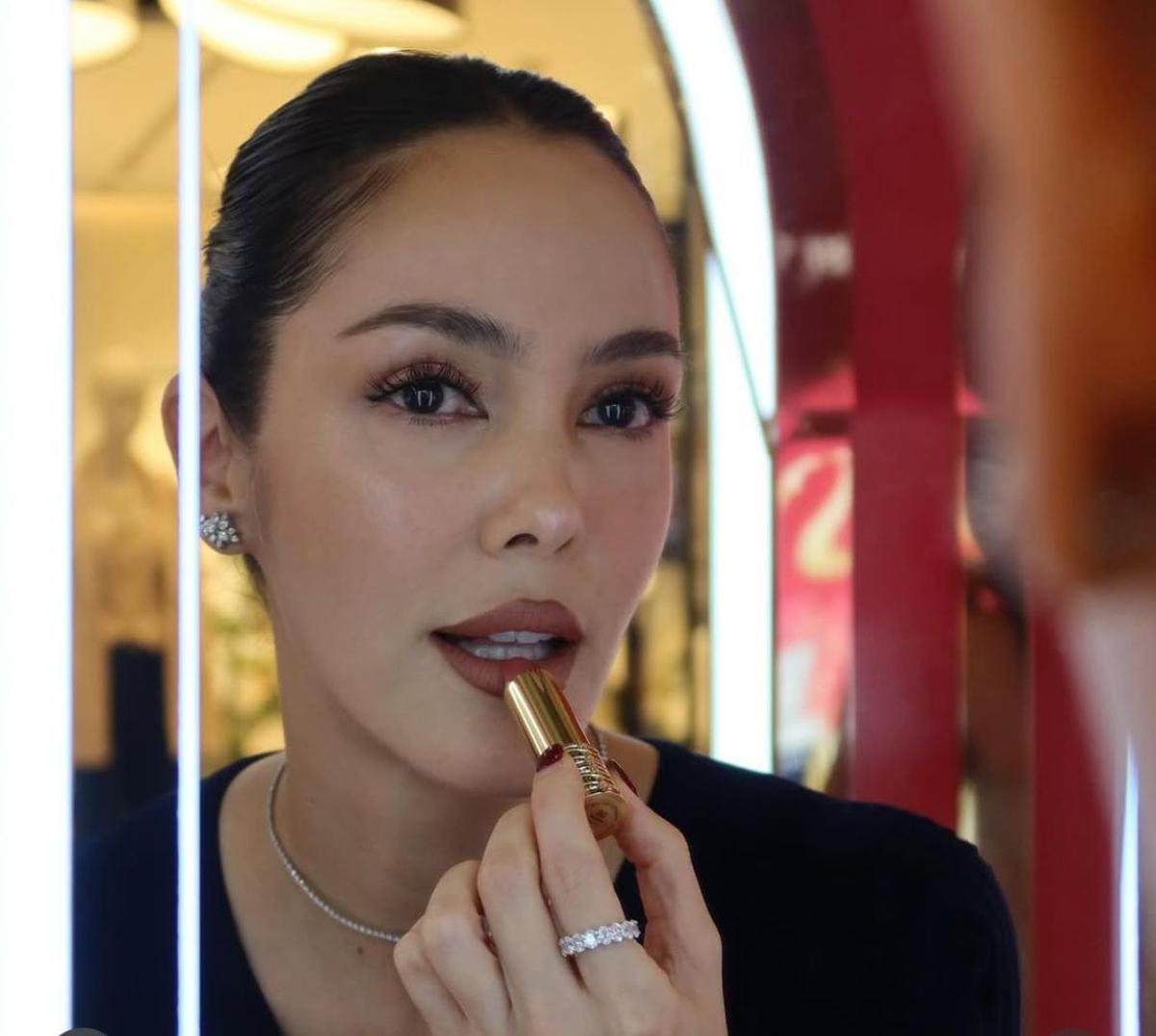 4 Potret Cathy Sharon Tetap Memesona di Usia 42 Tahun, Rahasia Awet Mudanya Bikin Kagum