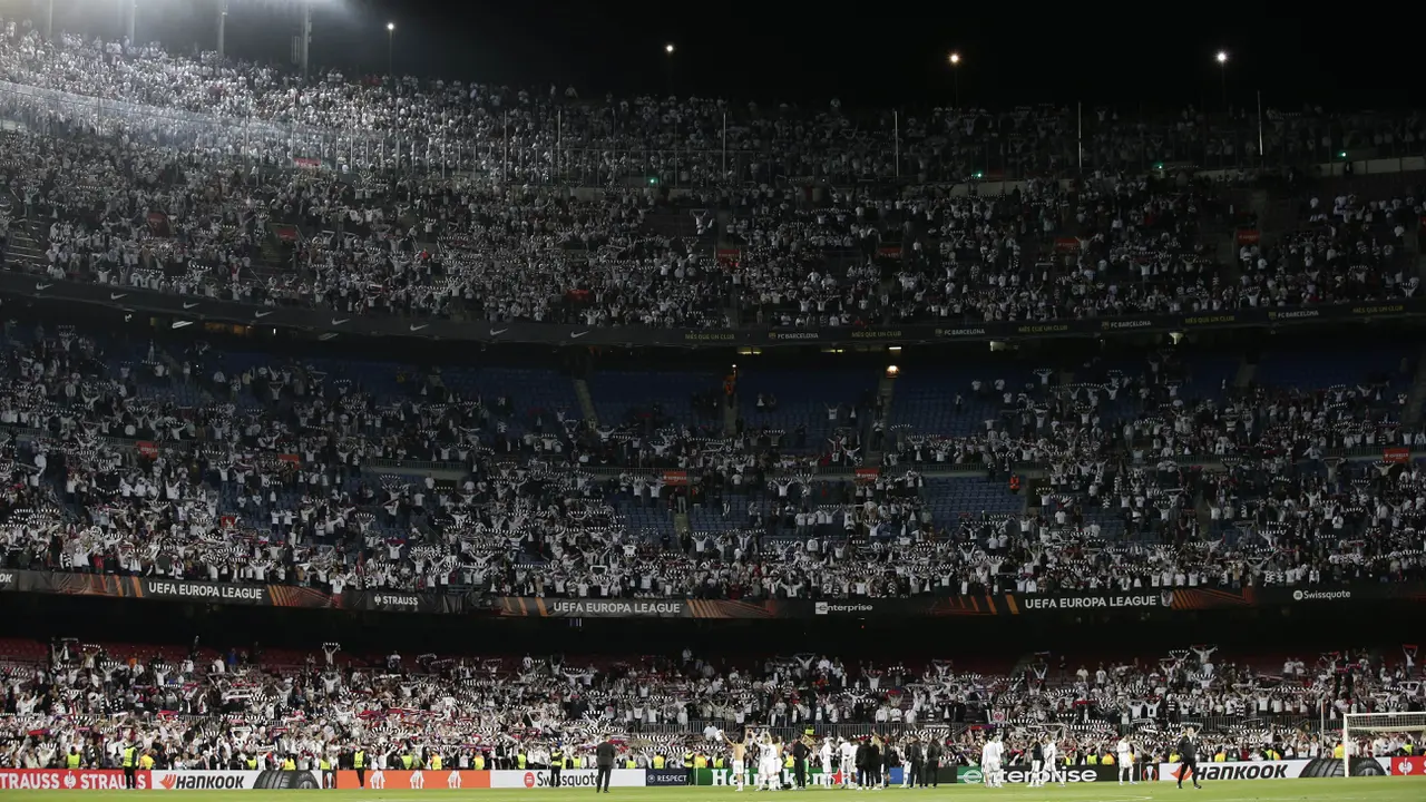 Foto: Momen Stadion Camp Nou Dikuasai Suporter Eintracht Frankfurt, Barcelona Tumbang di Liga Europa