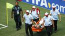 Bek tengah tersebut ditandu keluar lapangan setelah me-tackling pemain Belanda Arjen Robben di babak pertama dalam pertandingan 16 besar Piala Dunia, Brasil, Minggu (29/6/14). (REUTERS/Mike Blake)