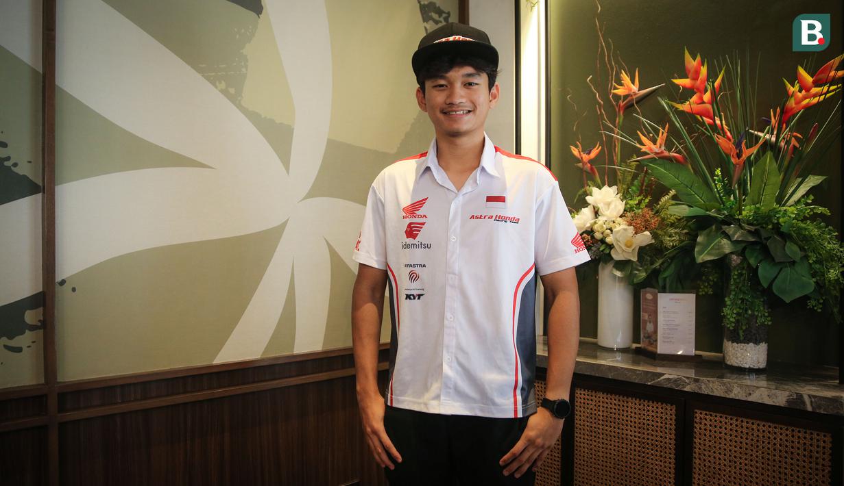 <p>Pembalap Astra Honda Racing Team, Fadillah Arbi Aditama berpose di depan fotografer setelah melakukan wawancara di Penang Bistro Gatot Subroto, Jakarta Selatan, Senin (24/07/2023). (Bola.com/Bagaskara Lazuardi)</p>