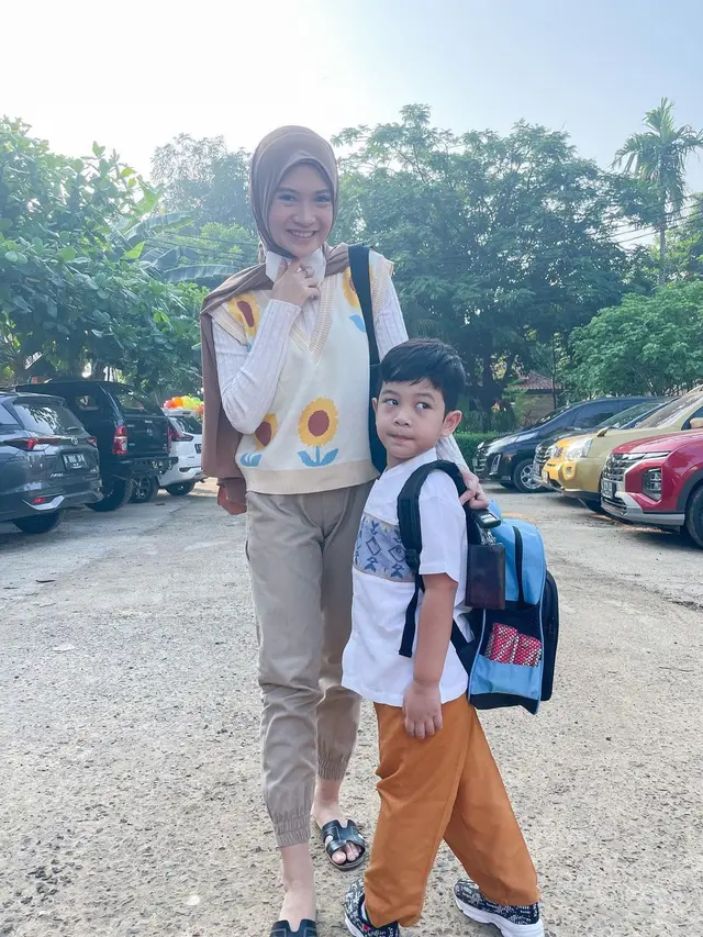 Jadi Single Mom Tangguh, Ini 7 Potret Terbaru Vinessa Inez dan Buah Hati