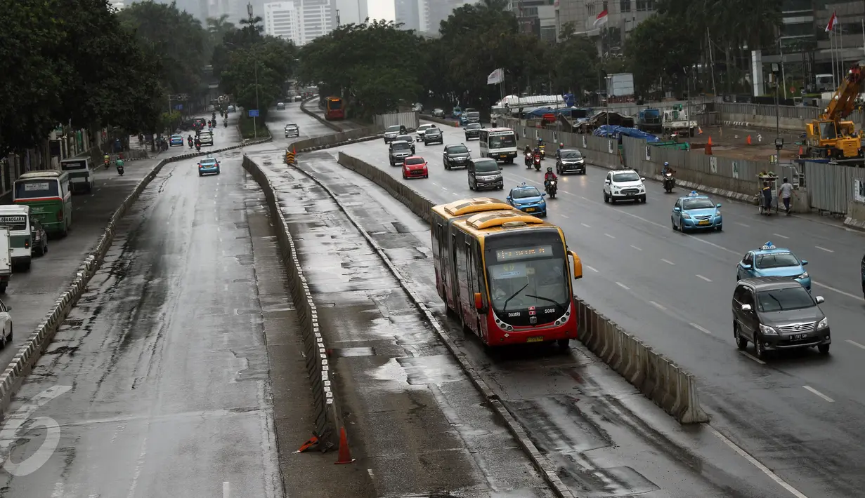 Pengendara melintasi Jalan Jenderal Sudirman menuju Blok M, Jakarta, Jumat (2/12). Terkait aksi super damai 212 yang digelar di kawasan Monas, sejumlah ruas jalan protokol Ibukota terlihat lengang. (Liputan6.com/Helmi Fithriansyah)