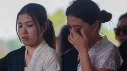 Marsha Aruan menyeka air mata saat mengikuti prosesi pemakaman ibundanya, Lisa Diana Tambunan, di TPU Tanah Kusir, Kebayoran Lama, Jakarta Selatan, Rabu (21/10/2026). (KLY/Budy Santoso)
