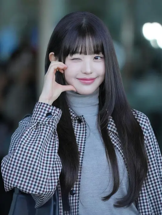 Namun, saat berada di bandara menuju Paris untuk Miu Miu fashion show, pelantun After Like itu tampil dengan gaya rambut berbeda. [@wonyoungive/@foreveryoung_10]