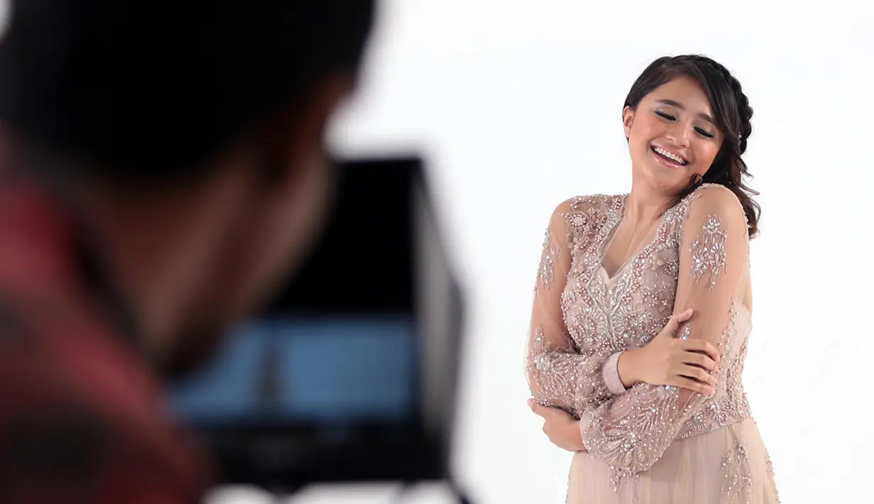 Pesan-pesan khusus buat buah hatinya dituangkan dalam liriknya. Perempuan yang melejit berkat sinetron Bidadari itu berharap, lagu Sienna menjadi kado spesial buat putrinya setelah dewasa. (Deki Prayoga/Bintang.com)