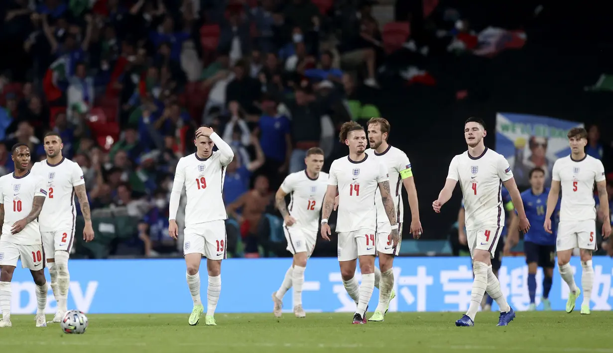 Para pemain Timnas Inggris tampak kecewa saat melawan Italia pada laga final Euro 2020 di Stadion Wembley, London, Senin (12/07/2021). (Foto: AP/Carl Recine,Pool)