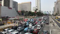 Kendaraan merayap di Jalan Jenderal Sudirman jelang pembukaan Asian Games 2018 di Stadion Gelora Bung Karno, Sabtu (18/8/2018). (Liputan6.com/Ahmad Fawwaz Usman)