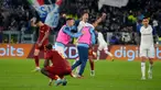 Pemain Lazio (tengah) merayakan kemenangan atas AS Roma pada akhir pertandingan sepak bola Liga Italia di Stadion Olimpiade Roma, Italia, 6 November 2022. Lazio mengalahkan AS Roma dengan skor 1-0. (AP Photo/Gregorio Borgia)