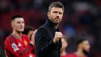 Selebrasi Michael Carrick usai membawa Manchester United meraih kemanangan dramatis atas Fulham 3-2 di Old Trafford, Minggu (1/2/2026) malam WIB. (AP Photo/Dave Thompson)