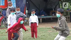 Sejumlah murid sedang bermain tap benteng di sekolah alam Sukawangi, Kabuapaten Bekasi, Jawa Barat, Senin (30/11/2020). Kegiatan bermain di alam terbuka menjadi solusi bagi para murid untuk menghilangkan rasa jenuh usai belajar dimasa pandemi COVID-19. (Liputan6.com/Herman Zakharia)