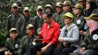 Presiden Jokowi bersama para pelajar Indonesia di Royal Botanic Garden, Sydney Australia (foto: biro pers setpres)