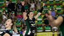 Pemain voli Bauru, Tiffany Abreu merayakan kemenangan timnya di akhir pertandingan liga voli Brasil di Bauru, Brasil, (19/12). Abreu merupakan transgender pertama Brasil yang bermain di liga voli wanita. (AP Photo / Andre Penner)