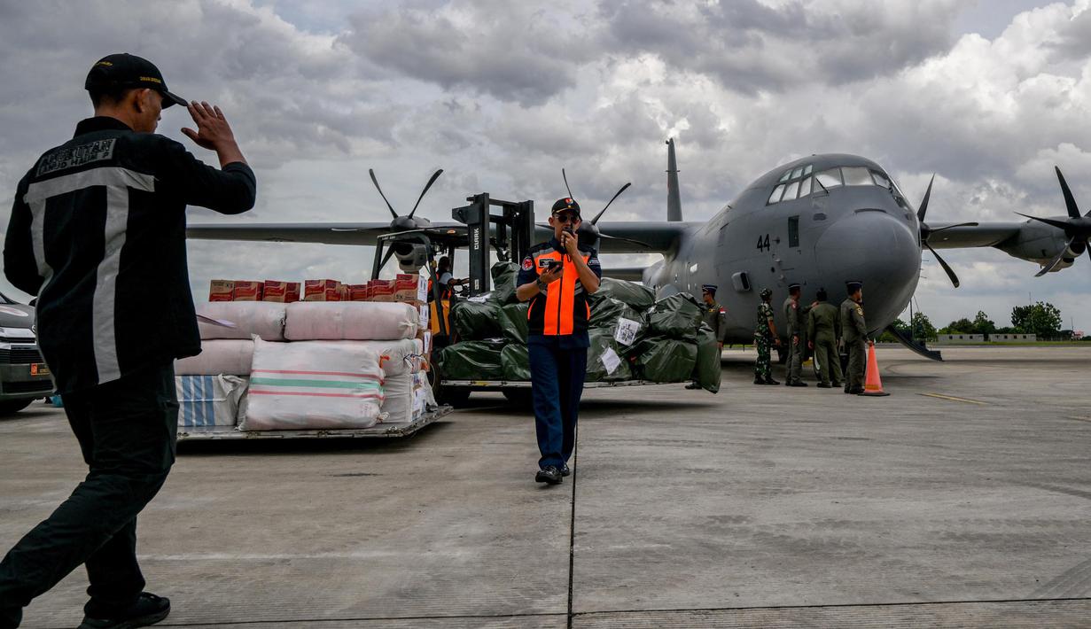 Pemerintah Indonesia secara resmi memberangkatkan kiriman bantuan untuk korban gempa bumi di Myanmar pada Senin (31/3/2025). (BAY ISMOYO/AFP)