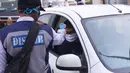 Petugas memeriksa suhu tubuh pengendara saat pelaksanaan Pembatasan Sosial Berskala Besar (PSBB) di kawasan Gading Serpong, Tangerang Selatan, Sabtu (18/4/2020). Pengukuran suhu tubuh tersebut merupakan cek point dari PSBB yang baru saja diberlakukan di Tangerang Raya. (Liputan6.com/Angga Yuniar)