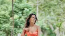 Sophia Latjuba tak takut mengeksplorasi gayanya. Di foto ini, ia tampil sempurna mengenakan dress berwarna oranye dengan high-slit dan garis leher yang rendah. [Foto: Instagram/sophia_latjuba88]