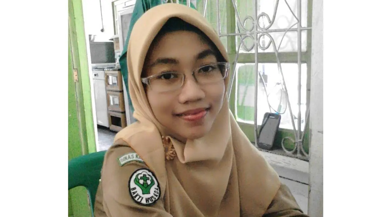 Dokter gigi Dewi Pratiwi Putri yang akrab disapa Puput ini berjuang tingkatkan pengetahuan masyarakat Puskesmas Mendahara di Tanjung Jbaung Timur pentingnya menjaga kesehatan gigi dan mulut. 